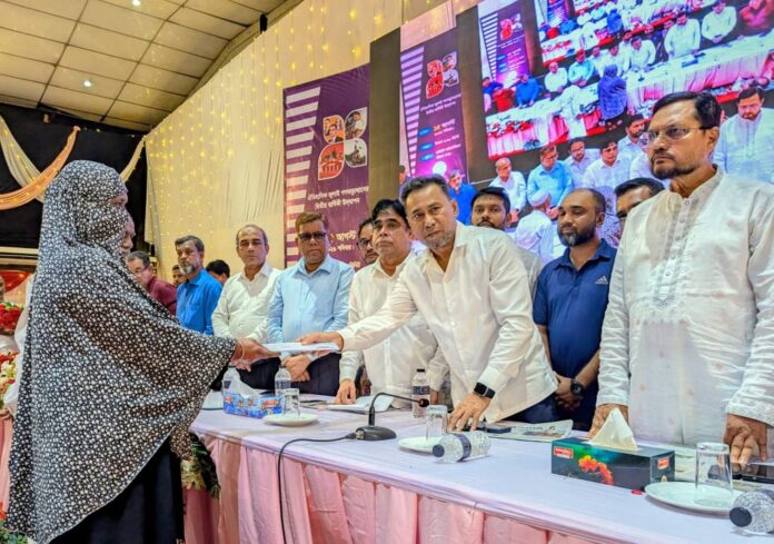 বৈষম্যবিরোধী ছাত্র আন্দোলনের শহীদ পরিবারকে আর্থিক সহায়তা প্রদান।