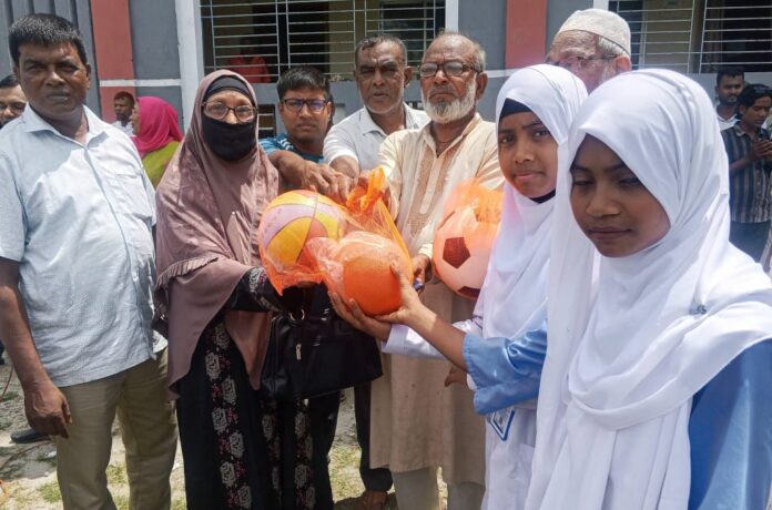 ডিমলায় শিক্ষার্থীদের মাঝে ফুটবল হ্যান্ডবল ভলিবল বিতরণ ও মতবিনিময় সভা।