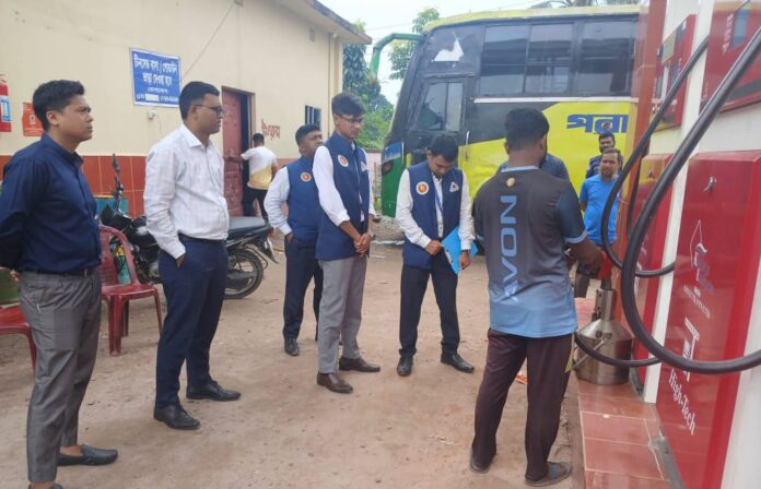 ডিমলায় জ্বালানি তেল পরিমাপে কম দেওয়ায় মালিককে ৫০ হাজার টাকা জরিমানা।