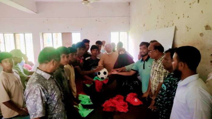 ডিমলায় শিক্ষার্থীদের মাঝে বিভিন্ন খেলাধুলার সামগ্রী বিতরণ।