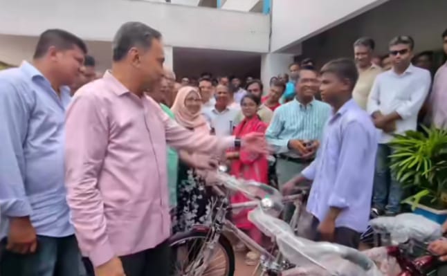নীলফামারীতে মেধাবী শিক্ষার্থীদের হাতে বাইসাইকেল তুলে দিলেন সাবেক এমপি তুহিন।