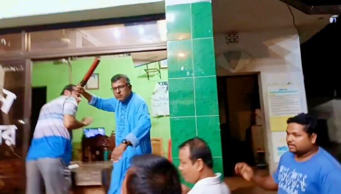 ডিমলায় তেলের দাম নিয়ে গ্রাহকদের ওপর অতর্কিত হামলা।