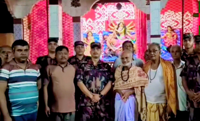 ডিমলার গয়াবাড়ী’র দুর্গাপূজা মণ্ডপ পরিদর্শন করলেন ৫১ (BGB) -এর অধিনায়ক।